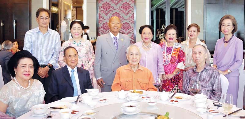 เจ้าของวันเกิด ม.ร.ว.ชาญวุฒิ วรวรรณ-คุณหญิงกษมา วรวรรณ ณ อยุธยา อบอุ่นท่ามกลางญาติและผู้มาร่วมอวยพรด้วยความรัก อานันท์ ปันยารชุน, อาสา-ท่านผู้หญิงสุจิตคุณ สารสิน, จิตริก-  ท่านผู้หญิงวิวรรณ วรวรรณ เศรษฐบุตร, คุณหญิงขวัญตา เทวกุลฯ, ผาณิต พูนศิริวงศ์, อัจฉรา เสริบุตร,  ม.ร.ว.ธีรเดช รัชนี