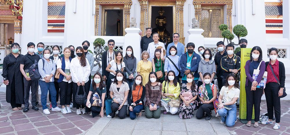 ศ.ดร.อภินันท์ โปษยานนท์ ประธานอำนวยการ และ ผอ.ศิลป์ บางกอก อาร์ต เบียนนาเล่ พร้อมคณะเจ้าหน้าที่ ร่วมถ่ายภาพ

