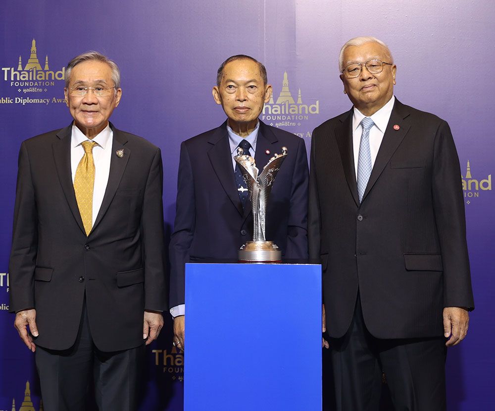 ดอน ปรมัตถ์วินัย รองนายกฯ และรมว.กระทรวงการต่างประเทศ, นพ.สุนทร อันตรเสน และ ดร.จิรายุ อิศรางกูร ณ อยุธยา ประธานกก.มูลนิธิไทย