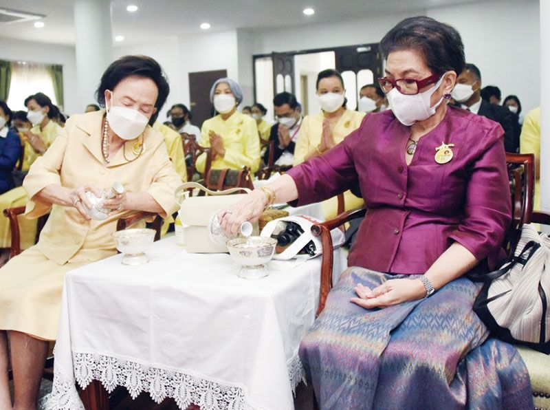 คุณหญิงแสงเดือน ณ นคร, ม.ร.ว.พร้อมฉัตร
สวัสดิวัตน์ และผู้ร่วมพิธีกรวดน้ำอุทิศส่วนกุศลแด่หม่อมงามจิตต์ บุรฉัตร บุคคลสำคัญของโลก

