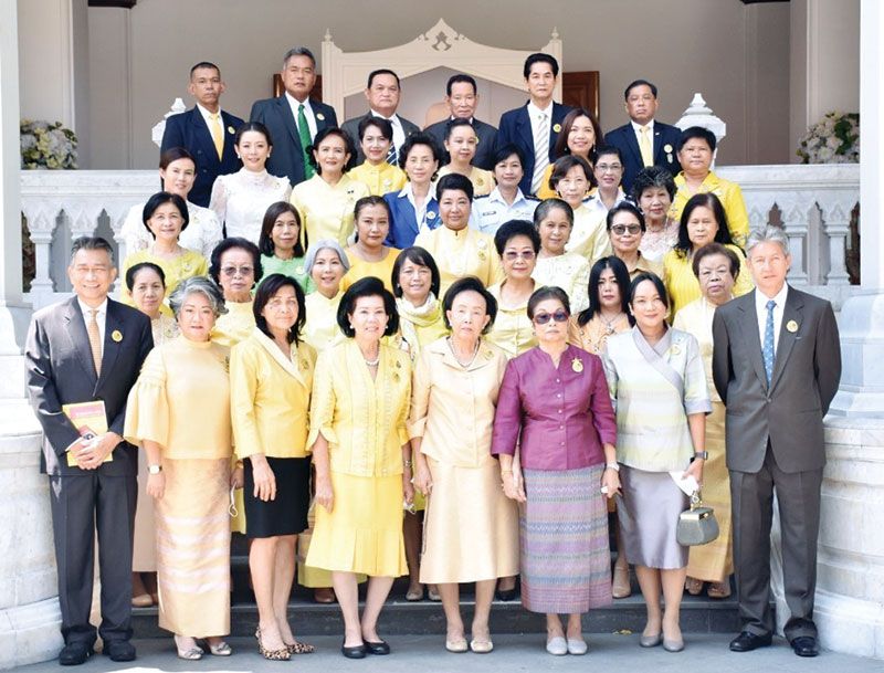 ถ่ายภาพเป็นที่ระลึกในงานบุญใหญ่ คุณหญิงแสงเดือน ณ นคร ประธานมูลนิธิฯ, ม.ร.ว.พร้อมฉัตร สวัสดิวัตน์ ที่ปรึกษามูลนิธิฯ, ผศ.ดร.พรทิพย์ พุกผาสุข, อุบล วิชัยดิษฐ, ยรรยง คุโรวาท, สุกัญญา ประจวบเหมาะ ประธานสมาคมสตรีแห่งชาติฯ, ดร.ปราศรัย ประวัติรุ่งเรือง รองประธานสภาสังคม
สงเคราะห์ฯ, สาวิตรี บริพัตร ณ อยุธยา,ศรีภพ สารสาส และ สุธิศ (ไอเวอร์) สารสาส สก็อต,
กรรณภรณ์ วงศ์ปิยะกุล และผู้แทนหน่วยราชการ-สมาคมต่างๆ อาทิ กระทรวงศึกษาธิการ กรุงเทพมหานคร มูลนิธิอนุเคราะห์คนพิการฯ มูลนิธิช่วยคนปัญญาอ่อนฯ มูลนิธิเด็กโสสะฯ

