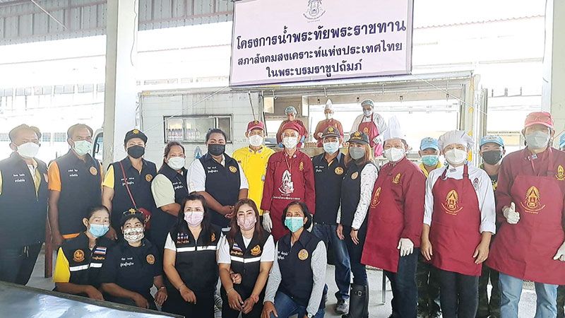 คณะเจ้าหน้าที่ และเชฟจิตอาสา ร่วมปรุงอาหารเพื่อช่วยเหลือพี่น้องที่ประสบภัยน้ำท่วม