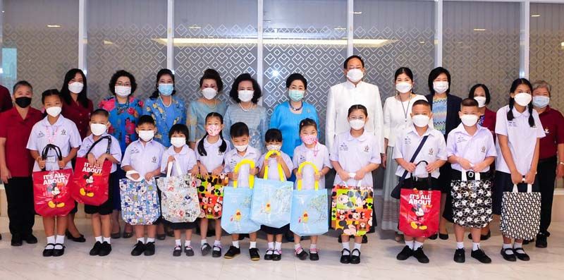 พิธีมอบเงินสนับสนุนการศึกษาแก่นักเรียนในโรงเรียนสังกัดกรุงเทพมหานครในปีที่ผ่านมา


