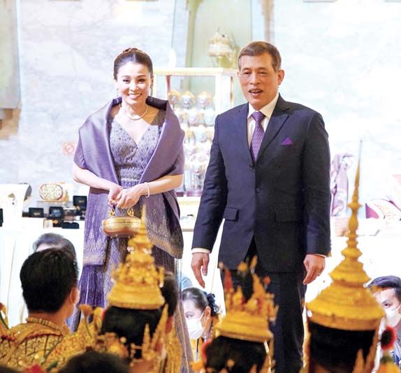 พระบาทสมเด็จพระเจ้าอยู่หัว และ สมเด็จพระนางเจ้าฯ พระบรมราชินี เสด็จพระราชดำเนินไปทอดพระเนตรการแสดงโขน เรื่อง รามเกียรติ์ ตอน “สะกดทัพ” รอบปฐมทัศน์ โดยมี อิทธิพล คุณปลื้ม รมว.กระทรวงวัฒนธรรม, ยุพา ทวีวัฒนะกิจบวร ปลัดกระทรวงวัฒนธรรม, โกวิท ผกามาศ ผอ.สนง.ศิลปวัฒนธรรมร่วมสมัย, ท่านผู้หญิงจรุงจิตต์ ทีขะระ ประธานคณะ กก.จัดการแสดงโขนฯและคณะ กก.มูลนิธิส่งเสริมศิลปาชีพ ในสมเด็จพระนางเจ้าสิริกิติ์ พระบรมราชินีนาถ พระบรมราชชนนีพันปีหลวง เฝ้าฯ รับเสด็จ