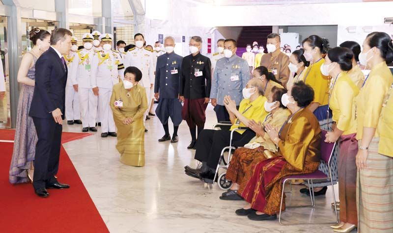 พระบาทสมเด็จพระเจ้าอยู่หัว และ สมเด็จพระนางเจ้าฯ พระบรมราชินี เสด็จพระราชดำเนินไปทอดพระเนตรการแสดงโขน เรื่อง รามเกียรติ์ ตอน “สะกดทัพ” รอบปฐมทัศน์ โดยมี อิทธิพล คุณปลื้ม รมว.กระทรวงวัฒนธรรม, ยุพา ทวีวัฒนะกิจบวร ปลัดกระทรวงวัฒนธรรม, โกวิท ผกามาศ ผอ.สนง.ศิลปวัฒนธรรมร่วมสมัย, ท่านผู้หญิงจรุงจิตต์ ทีขะระ ประธานคณะ กก.จัดการแสดงโขนฯและคณะ กก.มูลนิธิส่งเสริมศิลปาชีพ ในสมเด็จพระนางเจ้าสิริกิติ์ พระบรมราชินีนาถ พระบรมราชชนนีพันปีหลวง เฝ้าฯ รับเสด็จ