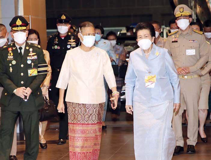 สมเด็จพระกนิษฐาธิราชเจ้า กรมสมเด็จพระเทพรัตนราชสุดาฯ สยามบรมราชกุมารี เสด็จฯ เป็นการส่วนพระองค์ไปทอดพระเนตรการแสดงโขน เรื่อง รามเกียรติ์ ตอน “สะกดทัพ” โดยมี อิทธิพล คุณปลื้ม รมว.กระทรวงวัฒนธรรม, ยุพา ทวีวัฒนะกิจบวร ปลัดกระทรวงวัฒนธรรม, ท่านผู้หญิงจรุงจิตต์ ทีขะระ ประธานคณะ กก.จัดการแสดงโขนฯ และคณะ กก.มูลนิธิส่งเสริมศิลปาชีพฯ เฝ้าฯรับเสด็จ