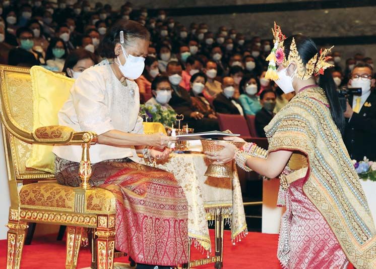 สมเด็จพระกนิษฐาธิราชเจ้า กรมสมเด็จพระเทพรัตนราชสุดาฯ สยามบรมราชกุมารี เสด็จฯ เป็นการส่วนพระองค์ไปทอดพระเนตรการแสดงโขน เรื่อง รามเกียรติ์ ตอน “สะกดทัพ” โดยมี อิทธิพล คุณปลื้ม รมว.กระทรวงวัฒนธรรม, ยุพา ทวีวัฒนะกิจบวร ปลัดกระทรวงวัฒนธรรม, ท่านผู้หญิงจรุงจิตต์ ทีขะระ ประธานคณะ กก.จัดการแสดงโขนฯ และคณะ กก.มูลนิธิส่งเสริมศิลปาชีพฯ เฝ้าฯรับเสด็จ