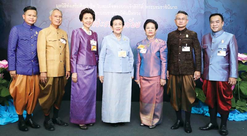 ท่านผู้หญิงจรุงจิตต์ ทีขะระ ประธานคณะ กก.จัดการแสดงโขนฯ และคณะ กก.
มูลนิธิส่งเสริมศิลปาชีพฯ ดร.สุรัตน์ จงดา, อ.ประเมษฐ์ บุณยะชัย,
ท่านผู้หญิงอินทิรา พลธร, ท่านผู้หญิงรวิจิตร์ สุวรรณบุบผา, ดร.อนุชา ทีรคานนท์, ดร.เกิดศิริ นกน้อย