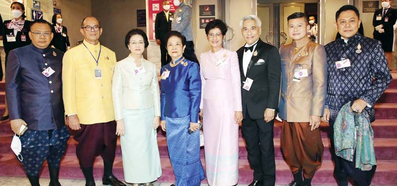 ท่านผู้หญิงรวิจิตร์ สุวรรณบุบผา พร้อมด้วย อ.วีรธรรม ตระกูลเงินไทย,
อ.สุดสาคร ชายเสม, พญ.เจรียง จันทรกมล, นฤมล ล้อมทอง, สุธีศักดิ์
ภักดีเทวา, ดร.สุรัตน์ จงดา