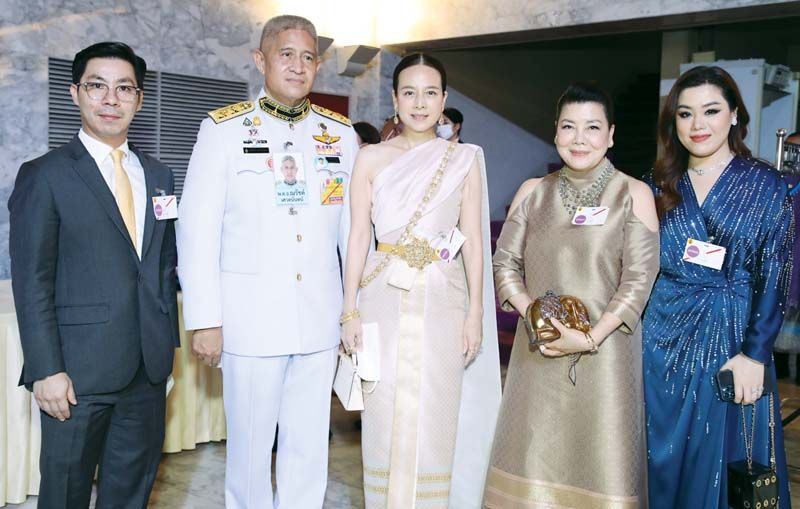 เอมอร ศรีวัฒนประภา กับบุตรชาย-บุตรสาว อภิเชษฐ์-อรุณรุ่ง
ศรีวัฒนประภา