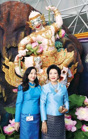 คุณหญิงผะอบทิพย์ ศาตะมาน กับบุตรสาว ปานเกศ