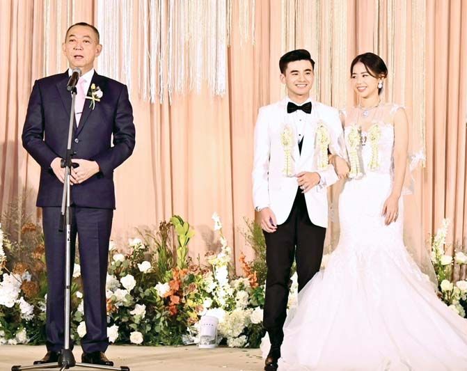 ดร.เฉลิมชัย ศรีอ่อน รมว.กระทรวงเกษตรและสหกรณ์ เป็นประธานในพิธีกล่าวอวยพรให้กับบ่าว-สาว