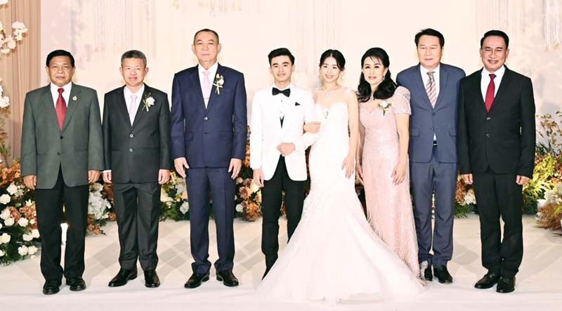 ดร.เฉลิมชัย ศรีอ่อน รัฐมนตรีว่าการกระทรวงเกษตรและสหกรณ์ ประธานในพิธีร่วมถ่ายรูปกับบ่าว-สาว