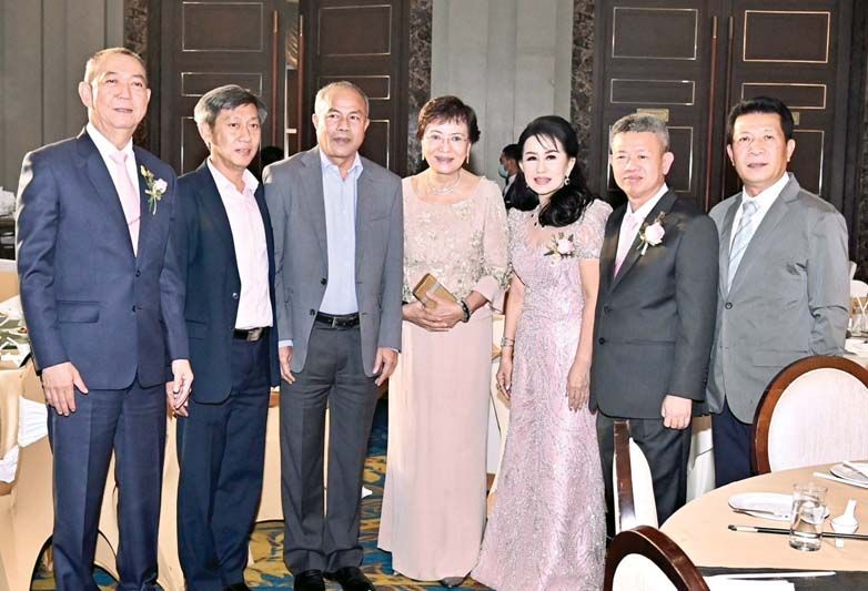 ดร.เฉลิมชัย ศรีอ่อน รมว.กระทรวงเกษตรและสหกรณ์, คุณหญิงกัลยา โสภณพนิช รมช.กระทรวง
ศึกษาธิการ, สินิตย์ เลิศไกร รมช.กระทรวงพาณิชย์ และแขกผู้มีเกียรติ ร่วมยินดีกับ
คุณพ่อ-คุณแม่เจ้าสาว สมเกียรติ-วันเพ็ญ กอไพศาล