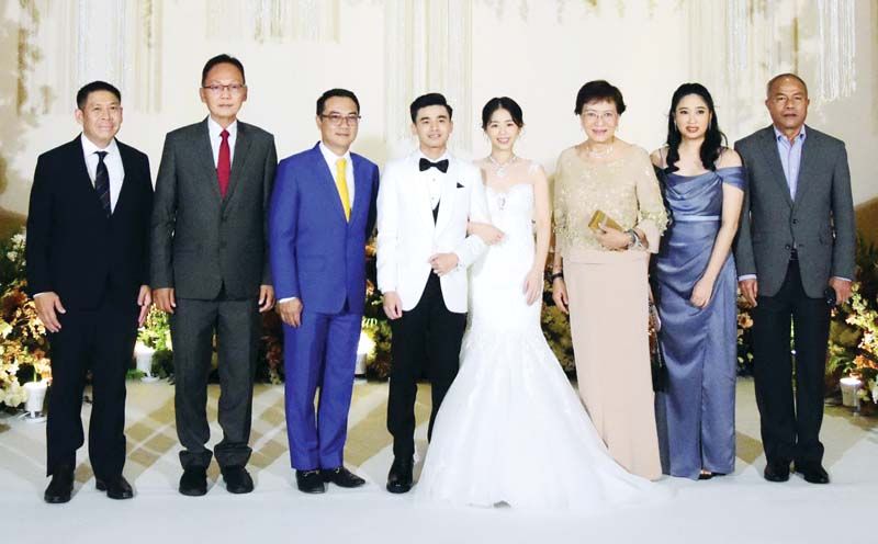 คุณหญิงกัลยา โสภณพนิช รมช.กระทรวงศึกษาธิการ, เมฆินทร์ เอี่ยมสอาด ผอ.ศูนย์รับเรื่อง
ร้องทุกข์ และช่วยเหลือประชาชน พรรคประชาธิปัตย์ และคณะ ร่วมอวยพร