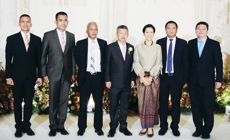 ผศ.รัชดา ธนาดิเรก รองโฆษกประจำสำนักนายกรัฐมนตรี และแขกผู้มีเกียรติ ร่วมแสดงความยินดี