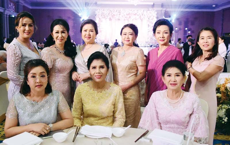 เพื่อนคุณแม่เจ้าสาว วันเพ็ญ กอไพศาล ร่วมแสดงความยินดีพร้อมหน้าอบอุ่น