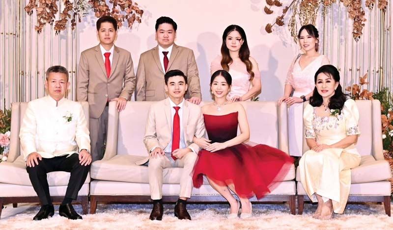 ครอบครัวเจ้าสาว นำโดย คุณพ่อ-คุณแม่ สมเกียรติ-วันเพ็ญ กอไพศาล
และพี่-น้อง สุปวีณ์ กอไพศาล, สัภยา กอไพศาล, สุดสุขสุด กอไพศาล,
สู้สุดฤทธิ์ กอไพศาล