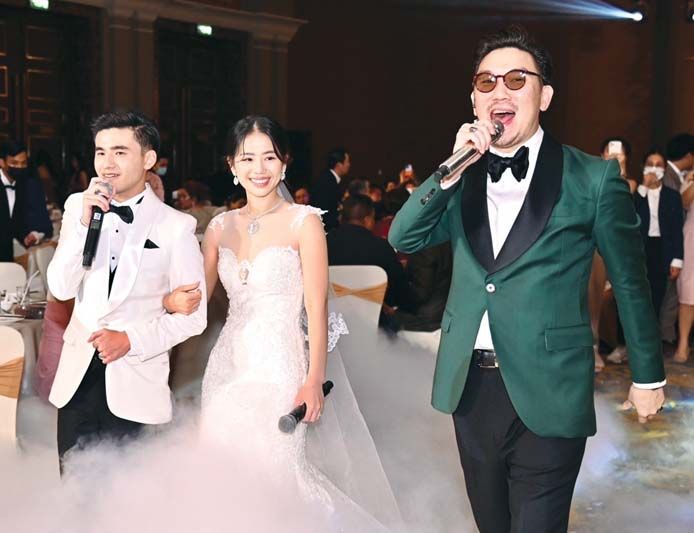 นักร้องชื่อดัง บุรินทร์ บุญวิสุทธิ์ ร่วมร้องเพลงกับเจ้าบ่าว