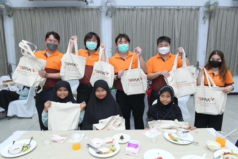 ทีมงาน TIPAK มอบหนังสือให้กับเด็กบ้านเอมิเรตส์