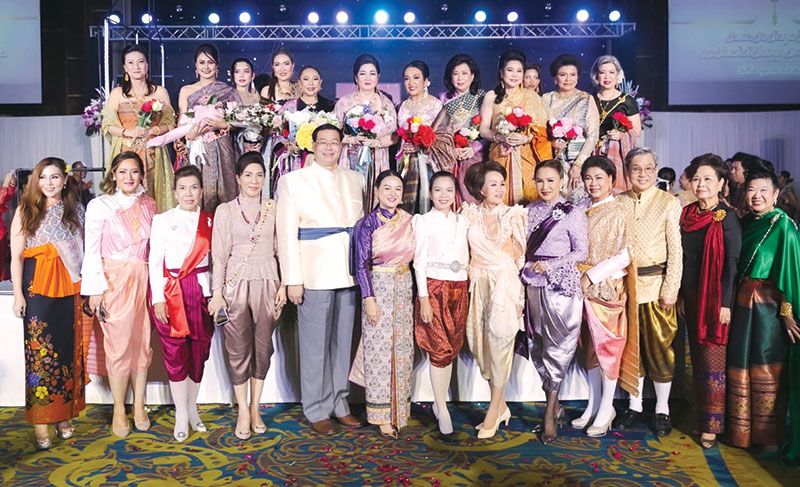 การแสดงแฟชั่นโชว์ แสดงผ้าไทย โดย มธุรดา วงศ์ไวโรจน์, พิม พิมเพชรศรี (Miss Heritage Ayutthaya 2022), อิสรีย์
ธนะกุลเสถียร, รณิดา นกไทยเจริญ และนางแบบกิตติมศักดิ์ อาทิ ดร.ลาลีวรรณ กาญจนจารี, พนิดา นิยมทรัพย์ ปทุมารักษ์,
ดวงนภา วิจิตรเขื่อนขันธ์, มยุรี เตยะราชกุล และสมาชิกสมาคมส่งเสริมบุคลิกสตรี รุ่นต่างๆ

