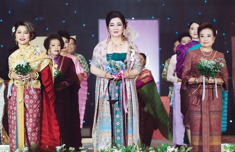 บรรยากาศด้วยทีมงานสาวสวยน้อยใหญ่ราว 50 ชีวิต ที่นุ่งซิ่น-นุ่งโจงห่มสไบ ด้วยผ้าลายอย่าง (ผ้าลายอย่างราชสำนักอยุธยา) มาช่วยสร้างสีสันให้กับงานได้อย่างลงตัว