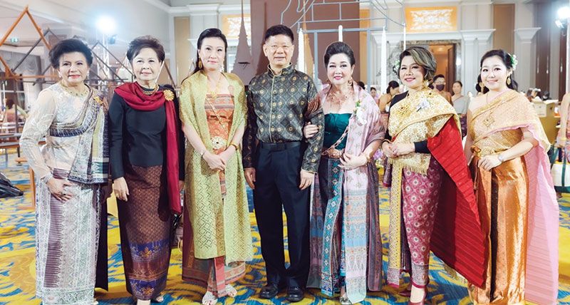บรรยากาศด้วยทีมงานสาวสวยน้อยใหญ่ราว 50 ชีวิต ที่นุ่งซิ่น-นุ่งโจงห่มสไบ ด้วยผ้าลายอย่าง (ผ้าลายอย่างราชสำนักอยุธยา) มาช่วยสร้างสีสันให้กับงานได้อย่างลงตัว