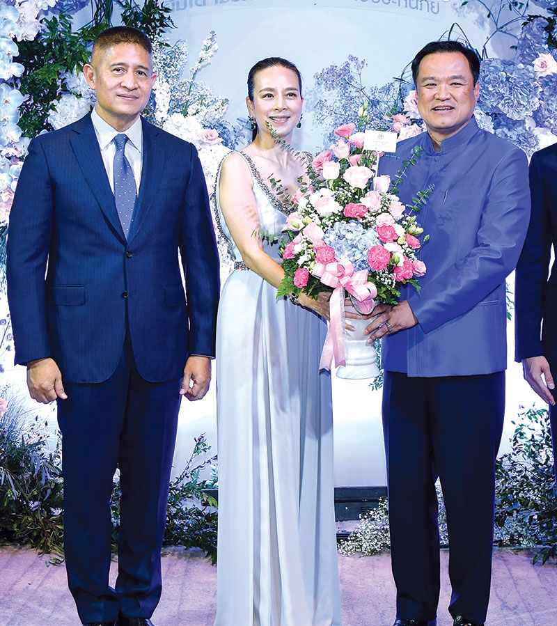 อนุทิน ชาญวีรกูล รองนายกฯ และ รมว.กระทรวงสาธารณสุข
ร่วมยินดีกับ นวลพรรณ ล่ำซำ-พ.ต.อ.ณรัชต์ เศวตนันทน์

