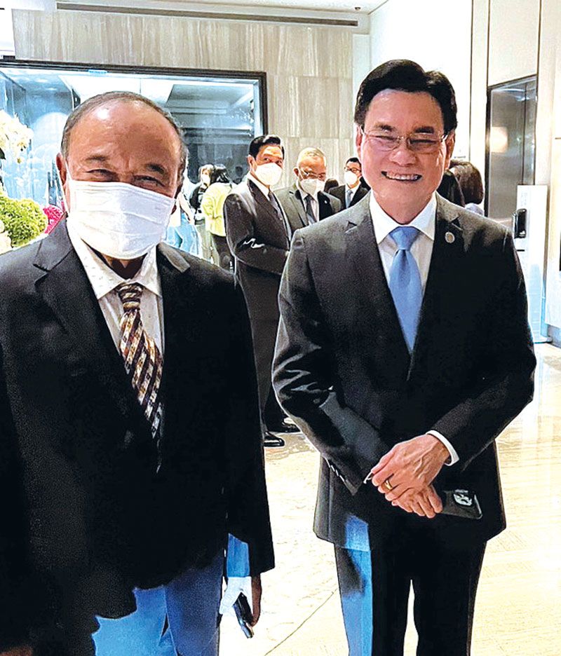พล.ต.อ.พรศักดิ์ ดุรงควิบูลย์ อดีต ผบ.ตร. และ จุรินทร์ ลักษณวิศิษฎ์ รมว.กระทรวงพาณิชย์
