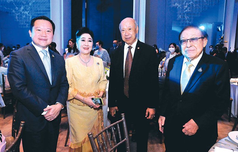 ฐาปน สิริวัฒนภักดี, ผาณิต พูนศิริวงศ์, โชคอนันต์ งามดำรงค์ และ ดร.วิวัฒน์ มุ่งการดี

