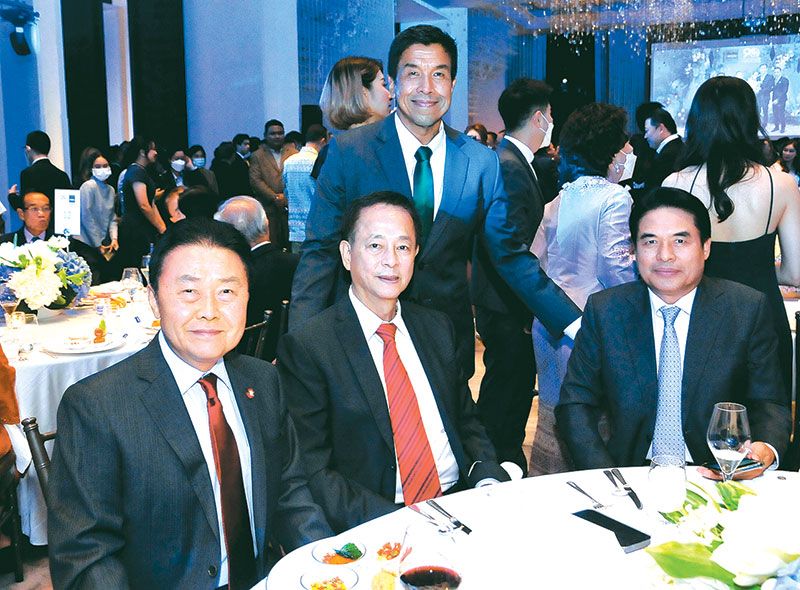 รศ.ชัชชาติ สิทธิพันธุ์ ผู้ว่าฯ กทม., ปรีชา เลาหพงศ์ชนะ,
วราเทพ รัตนากร และ กรพจน์ อัศวินวิจิตร

