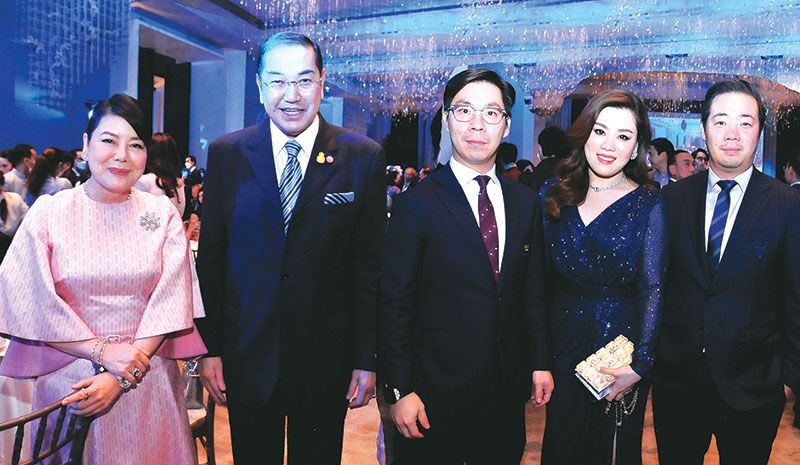 ศ.พิเศษ สุรเกียรติ์ เสถียรไทย, เอมอร ศรีวัฒนประภา ประธาน กก.กลุ่มบ. คิง เพาเวอร์ พร้อมบุตรชาย-บุตรสาว อภิเชษฐ์-อรุณรุ่ง-อัยยวัฒน์ ศรีวัฒนประภา