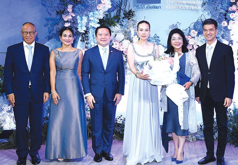 นวลพรรณ ล่ำซำ รับมอบดอกไม้ยินดีจาก คุณหญิงสุดารัตน์ เกยุราพันธุ์
พร้อมผู้บริหาร บมจ.ไทยเบฟเวอเรจ ฐาปน สิริวัฒนภักดี กก.ผจญ., ประวิช สุขุม, ม.ล.รดีเทพ เทวกุล และ ศิธา ทิวารี