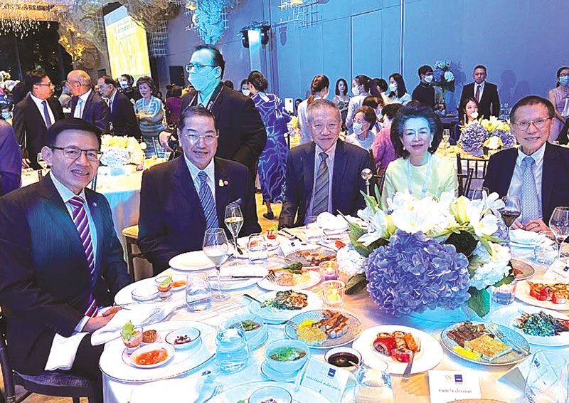 ดร.สุทธิพล ทวีชัยการ, ศ.พิเศษ สุรเกียรติ์ เสถียรไทย,
บุญชัย โชควัฒนา และ บุญเกียรติ-ทิพาภรณ์ โชควัฒนา