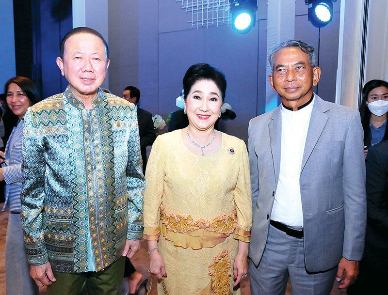 สนั่น อังอุบลกุล, ผาณิต พูนศิริวงศ์ และ
สนธิญาณ ชื่นฤทัยในธรรม


