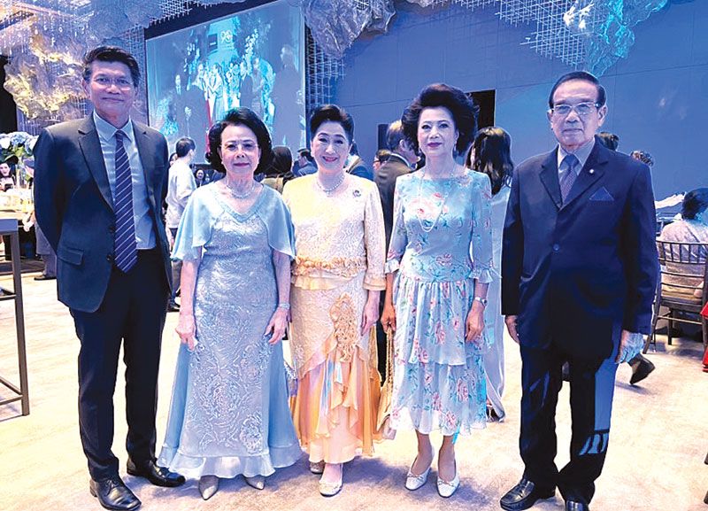 ยุพา ล่ำซำ ต้อนรับ สาธิต ปิตุเตชะ รมช.สาธารณสุข,
ผาณิต พูนศิริวงศ์ และ อุทัย-นวลศรี พิมพ์ใจชน

