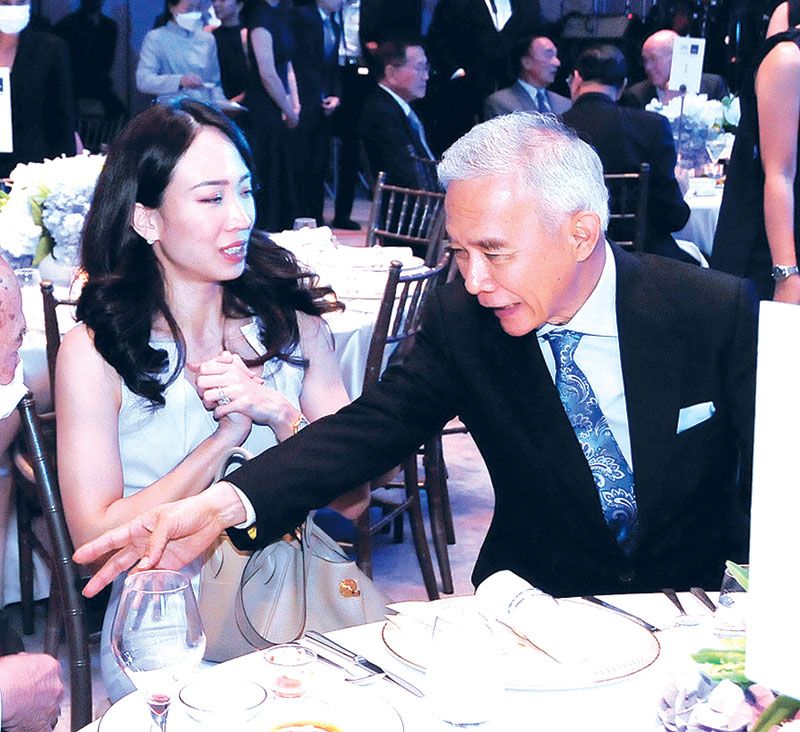 สุวัจน์ ลิปตพัลลภ กับบุตรสาว
พราวพุธ ลิปตพัลลภ

