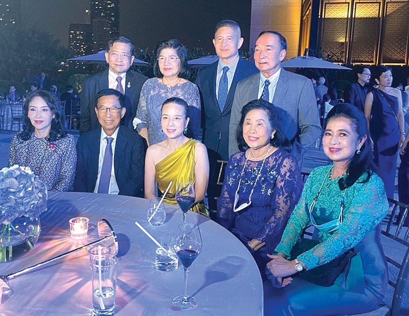 นวลพรรณ ล่ำซำ ร่วมถ่ายรูปกับ รศ.ทัศนา บุญทอง, ฉัตรสุดา
จันทร์ดียิ่ง และแขกผู้มีเกียรติ

