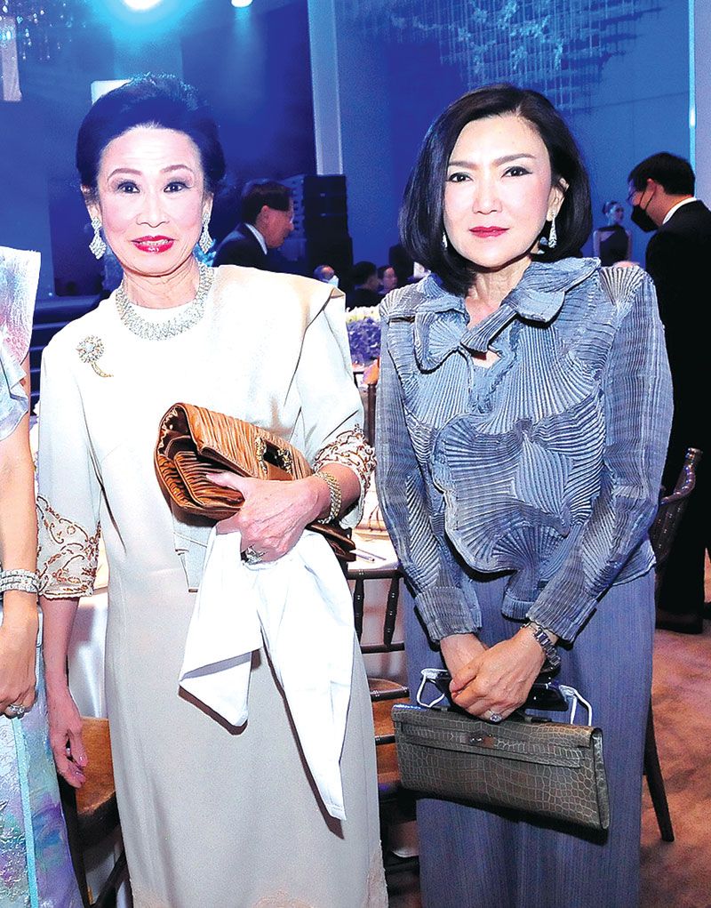 สุมัณฑนา โมกขะเวส และ เยาวณี
นิรันดร

