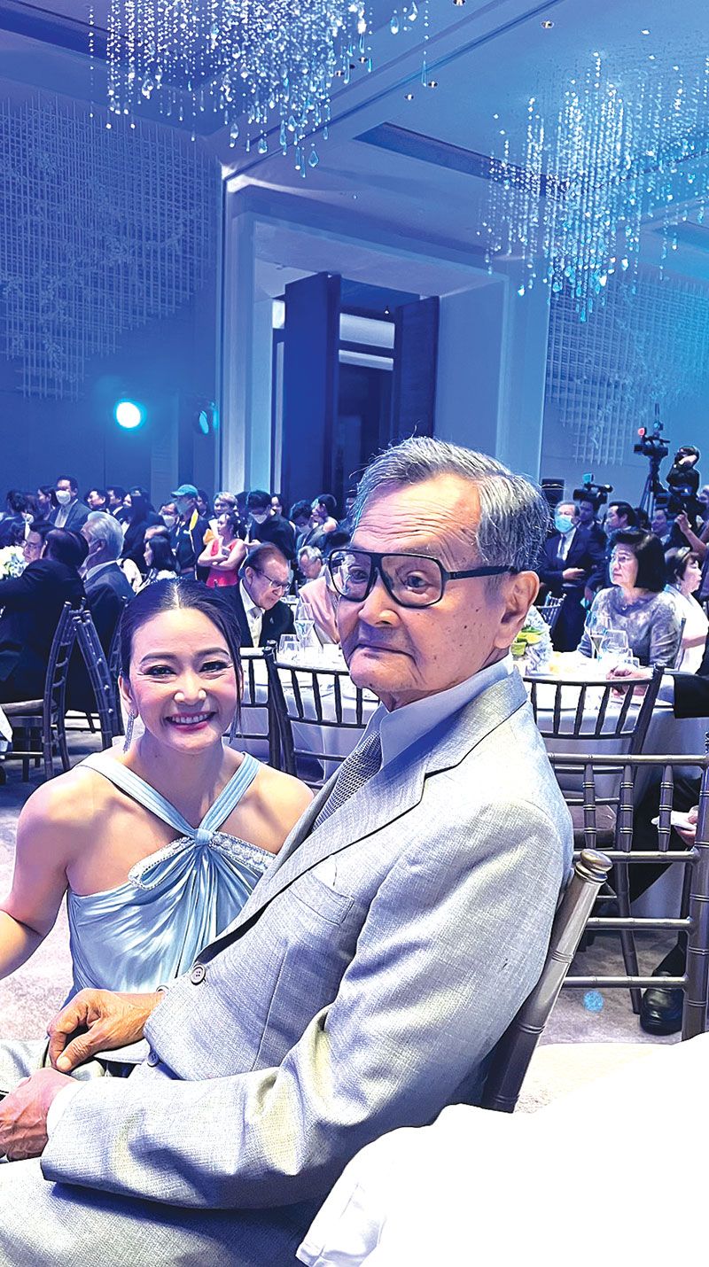 สลิล ล่ำซำ กับคุณพ่อ ปรีชา
อรรถวิภัชน์ อดีตปลัดกระทรวงอุตสาหกรรม

