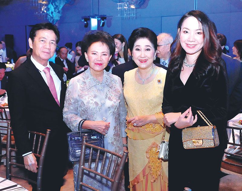 ดร.วีระชัย-ทิพวรรณ์ เตชะวิจิตร์ และบุตรสาว ขวัญชนก เตชะวิจิตร์