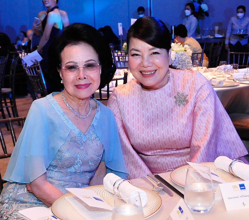 พา ล่ำซำ และ เอมอร ศรีวัฒนประภา

