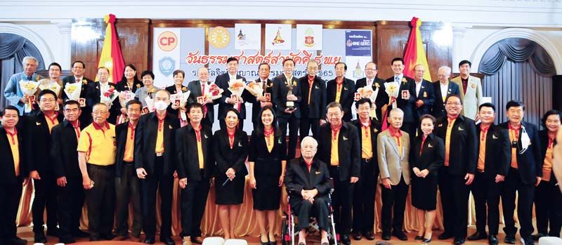 ดร.สันติภาพ เตชะวณิช ประธานชมรมเพื่อนโดม พร้อมด้วยคณะกรรมการ ร่วมแสดงความยินดีกับผู้รับรางวัล “จิตวิญญาณธรรมศาสตร์” และเข็มเกียรติยศธรรมศาสตร์สามัคคี ประจำปี 2565