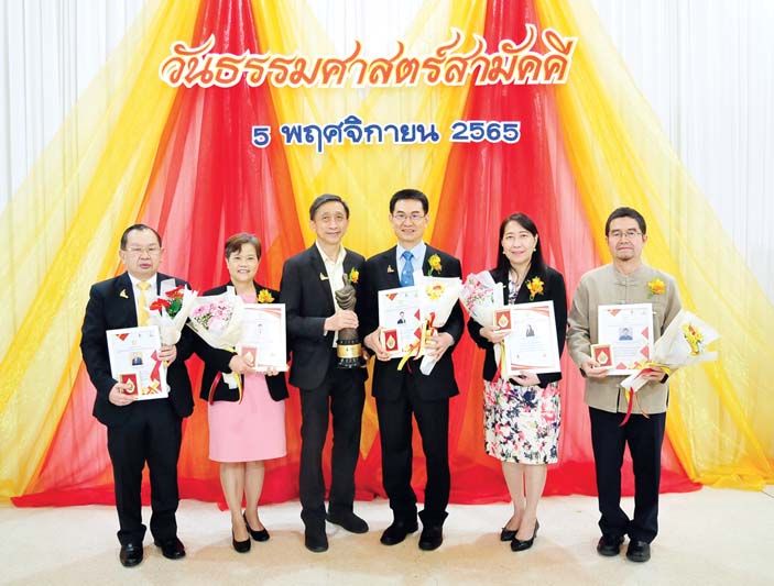 ผู้ที่ได้รับรางวัล “จิตวิญญาณธรรมศาสตร์” ประจำปี 2565 (ซ้าย) ทรงศัก สายเชื้อ
ผู้ตรวจการแผ่นดิน, สุภัทรา นาคะผิว กก.สิทธิมนุษยชนแห่งชาติ,ดร.ปิยวัชร ชัยเสรี
ผู้แทน ศ.คุณหญิง นงเยาว์ ชัยเสรี, วสันต์ ภัยหลีกลี้ กก.สิทธิมนุษยชนแห่งชาติ, พงษ์สวาท
กายอรุณสุทธิ์ ปลัดกระทรวงยุติธรรม, ผศ.ดร.สุชาติ เศรษฐมาลินี กก.สิทธิมนุษยชนแห่งชาติ

