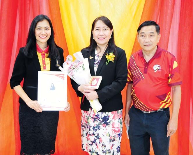 พงษ์สวาท กายอรุณสุทธิ์ ปลัดกระทรวง
ยุติธรรม พร้อมความยินดีของ นริศรา
รวมศิริวัฒนกุล และ อานุภาพ ธีรณิศรานนท์