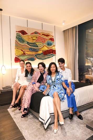 มุก-เพลินจันทร์ วิญญรัตน์ พร้อมด้วยเพื่อนๆ