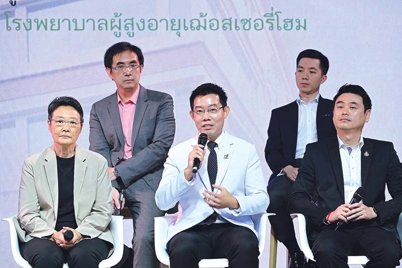 สาระ ลํ่าซำ ประธานเจ้าหน้าที่บริหาร บมจ.เมืองไทยประกันชีวิต หรือจับมือพันธมิตร เปิดตัวกลยุทธ์ “SILVER Readiness by MTL” เน้นการตอบโจทย์ที่หลากหลายรอบด้านเพื่อการดูแลกลุ่มผู้สูงอายุยุคใหม่ให้มีความสุขและใช้ชีวิตได้อย่างเต็มที่ด้วยการช่วยสร้างความอุ่นใจ
และเติมเต็มชีวิตสมาร์ทของวัยซิลเวอร์อย่างครบถ้วน