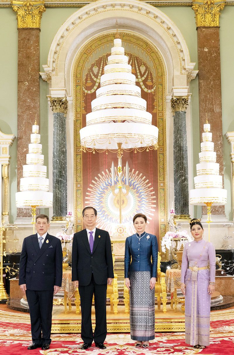 พระราชทานพระบรมราชวโรกาสให้ ฮัน ด็อก-ซู นายกรัฐมนตรีแห่งสาธารณรัฐเกาหลี เฝ้าทูลละอองธุลีพระบาท