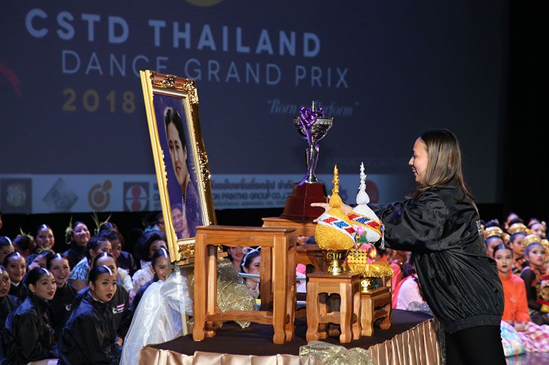 ตัวแทนจากสถาบันบางกอกแดนซ์ เข้ารับรางวัลถ้วยพระราชทาน ประเภทสถาบันยอดเยี่ยม