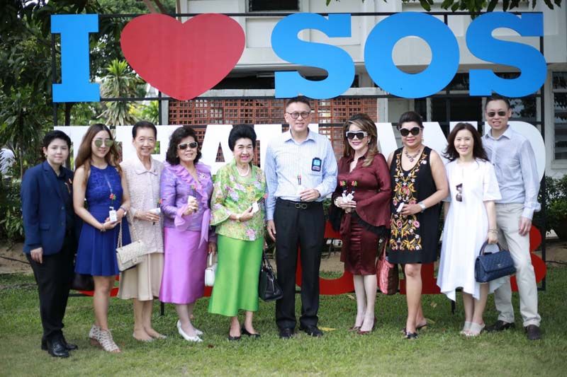 คุณหญิงโรส บริบาลบุรีภัณฑ์ ประธานกก.ที่ปรึกษา และ พล.ต.ต.นรวัฒน์ เจริญรัชต์ภาคย์ ประธานกก.อำนวยการ รัญชา บริบาลบุรีภัณฑ์, รมณีย์ เธียรประสิทธิ์, อุษา มนต์เสรีนุสรณ์